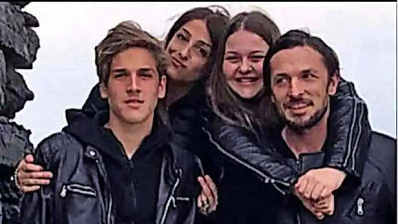 Nicolò Zaniolo con la mamma Francesca Costa, la sorella Benedetta, 14 e papà Igor, 45 