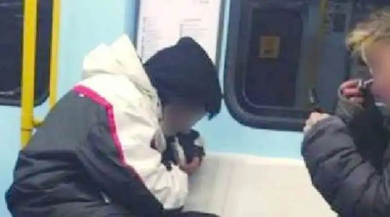 ragazzo fuma eroina in metro a milano 2