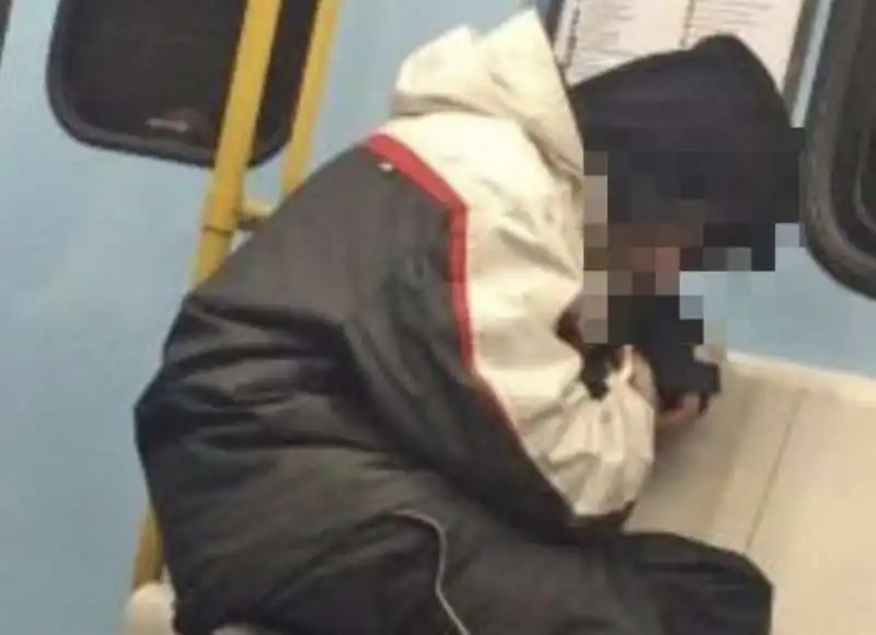 ragazzo fuma eroina in metro a milano 6