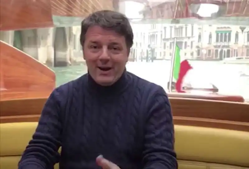 renzi critica il governo da un motoscafo di venezia 2