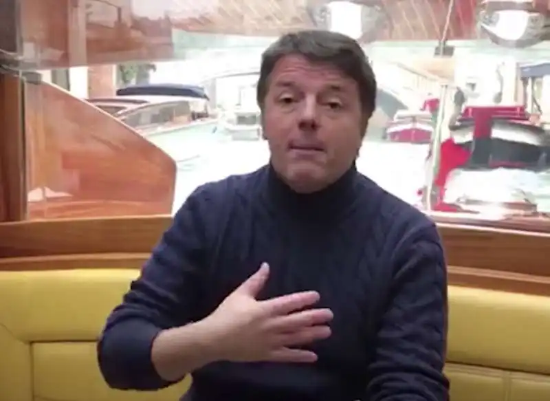 renzi critica il governo da un motoscafo di venezia 5