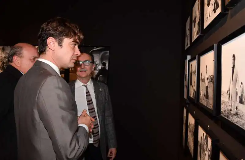 riccardo scamarcio visita la mostra di marcello mastroianni