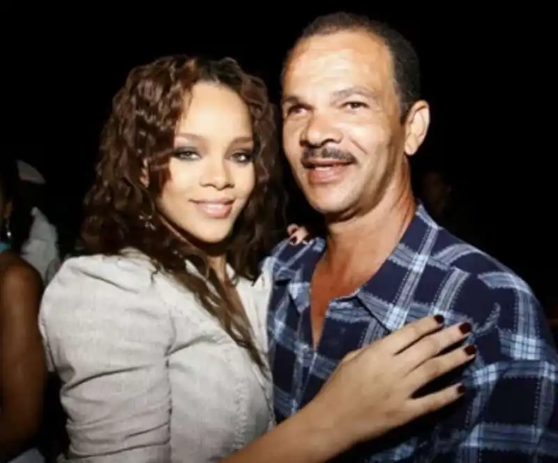 RIHANNA CON IL PADRE RONALD FENTY