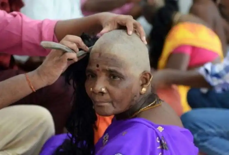 sacrificio dei capelli in india 1