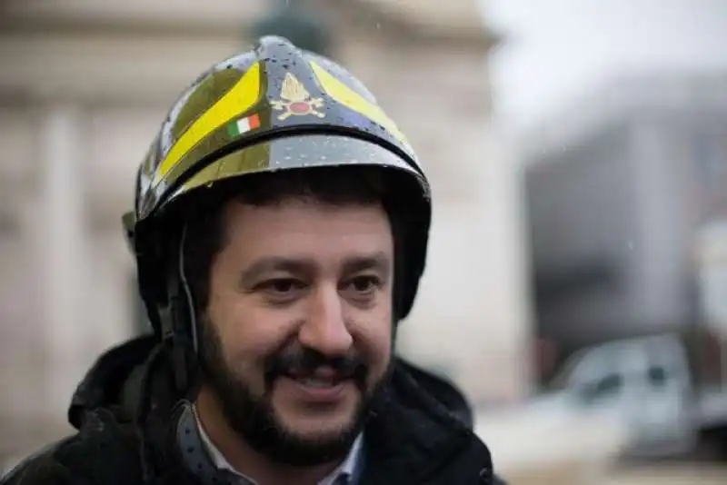 SALVINI CON IL CASCO DEI VIGILI DEL FUOCO