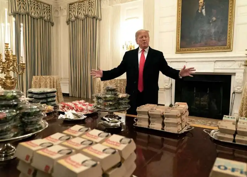 TRUMP OFFRE HAMBURGER A TUTTI