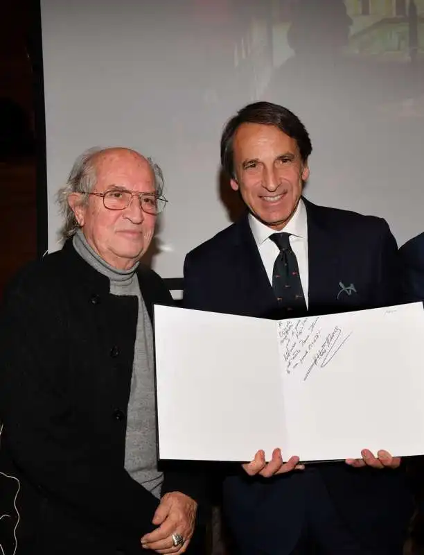 vittorio storaro autografa il libro per il circolo canottieri roma (2)