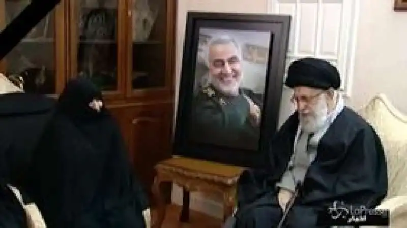 ALI KHAMENEI IN VISITA ALLA FAMIGLIA DI QASSEM SOLEIMANI