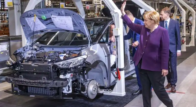 angela merkel stabilimento volkswagen