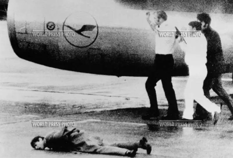 attentati fiumicino 1973   ph elio vergati