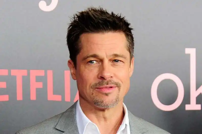 brad pitt con i suoi capelli naturali 