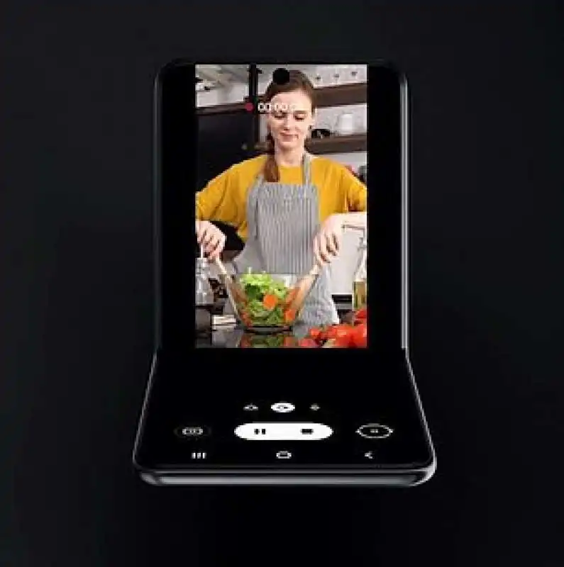 concept di samsung su un telefono a conchiglia