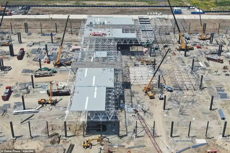 costruzione della gigafactory di tesla a shanghai 1