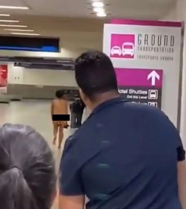 donna si spoglia all'aeroporto di miami 5