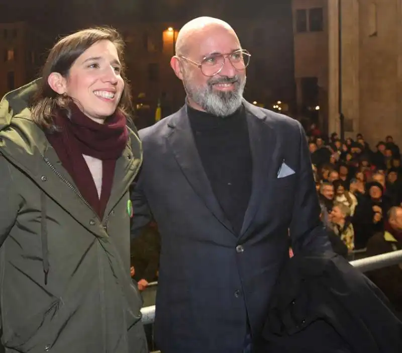 elly schlein sul palco con bonaccini