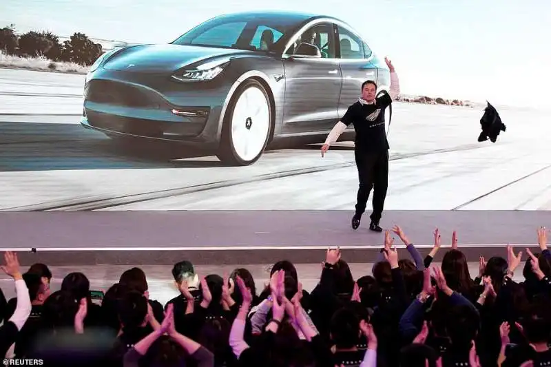 elon musk balla per il lancio delle tesla made in china 1