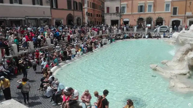 folla alla fontana di trevi 1