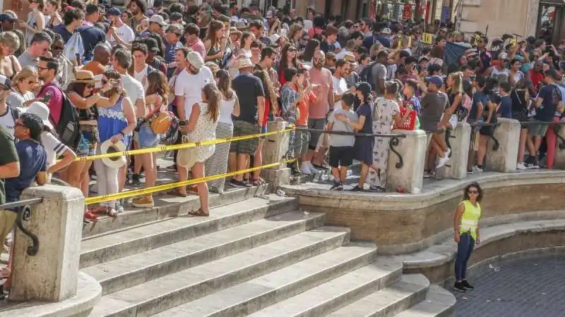 folla alla fontana di trevi