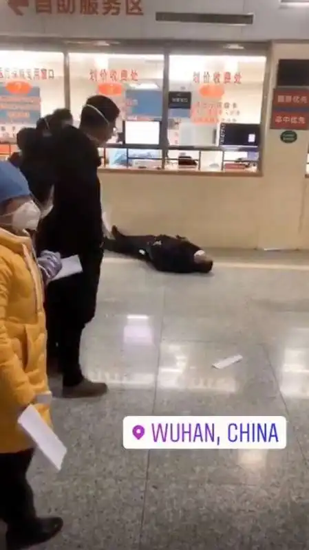 frame dei video delle persone che cadono a wuhan 11