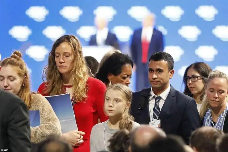 greta thunberg lascia l'auditorium durante il discorso di donald trump a davos