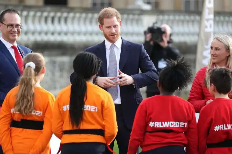 harry  coi bimbi del rugby a buckingham palace