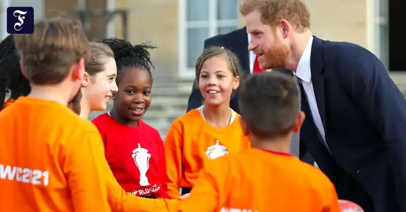 harry.  coi bimbi del rugby a buckingham palace