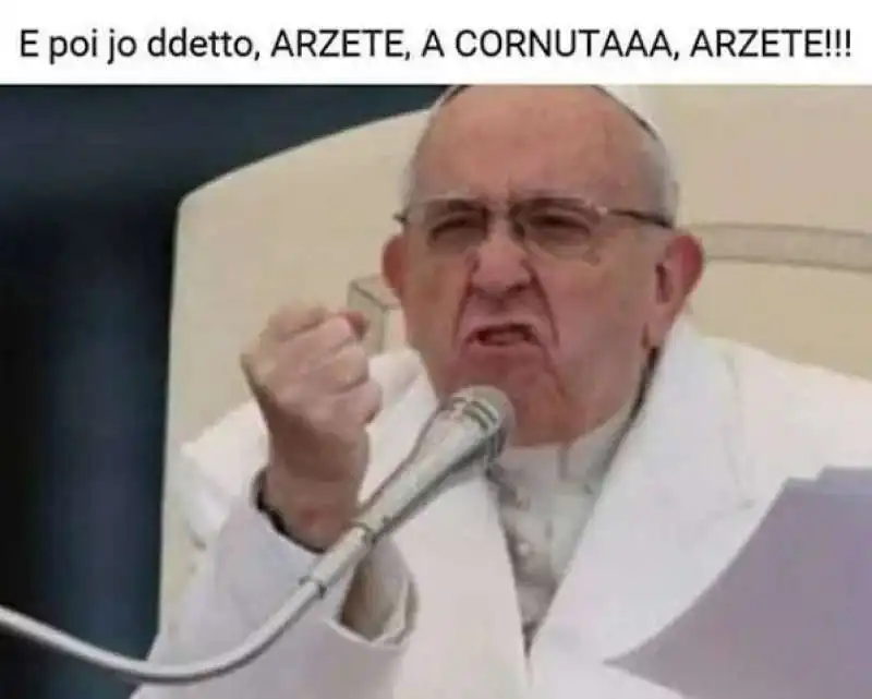 i meme su papa bergoglio dopo lo schiaffo alla mano di una fedele