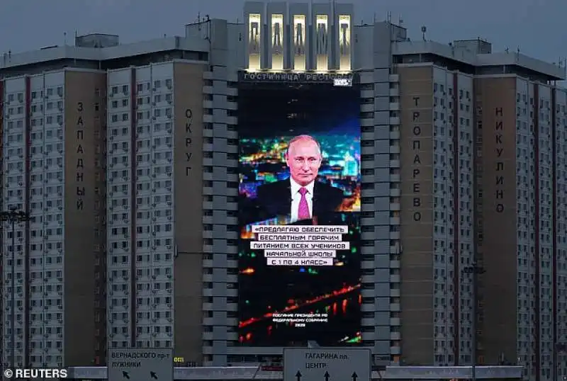 il faccione di putin nei palazzi di mosca