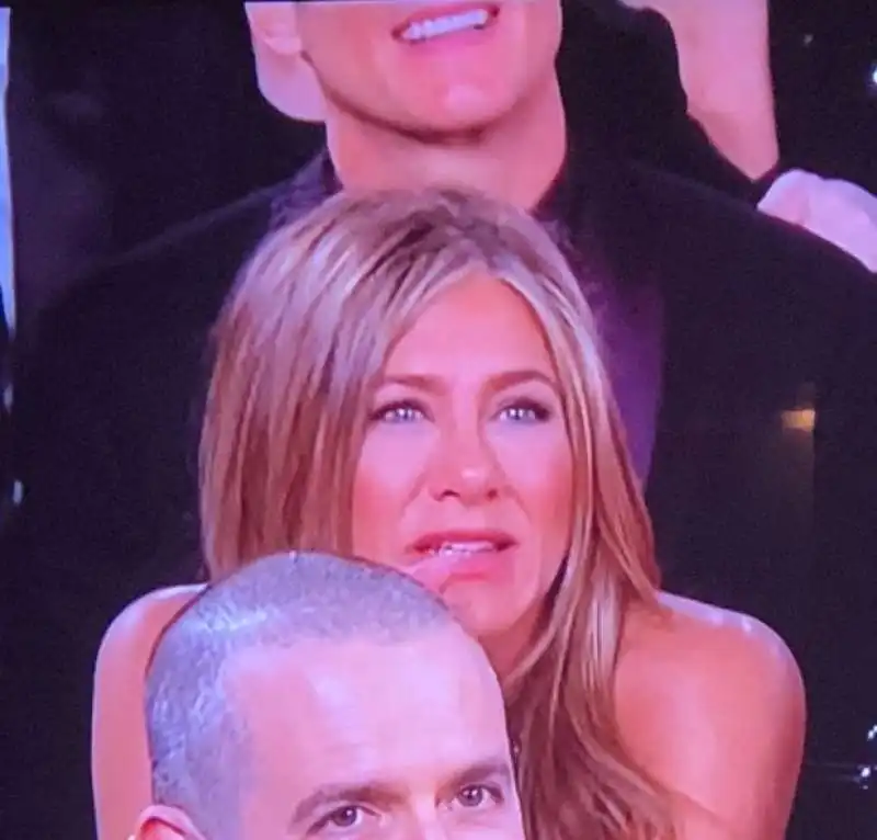 jennifer aniston guarda brad pitt