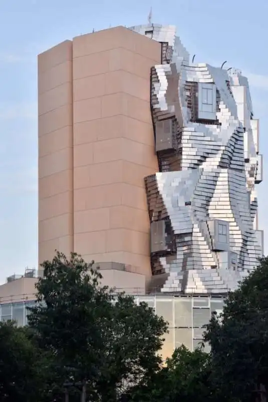 la torre di frank gehry ad arles 12