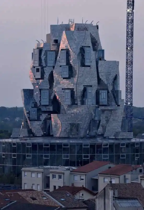 la torre di frank gehry ad arles 15