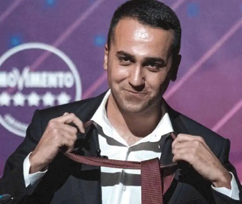 LUIGI DI MAIO TOGLIE LA CRAVATTA