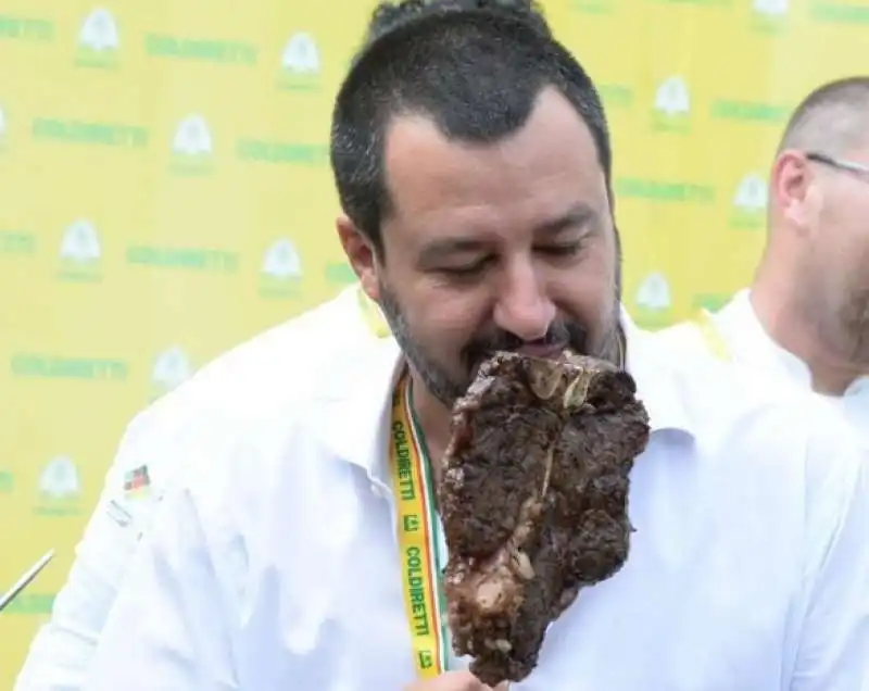 MATTEO SALVINI CON LA BISTECCA IN BOCCA