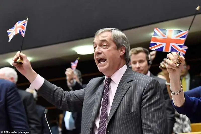 nigel farage all'europarlamento festeggia la brexit