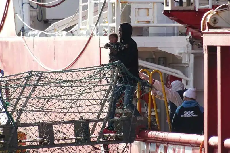 ocean viking, migranti sbarcano a taranto 10