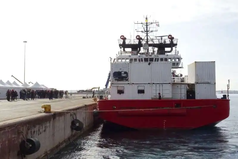 ocean viking, migranti sbarcano a taranto 5