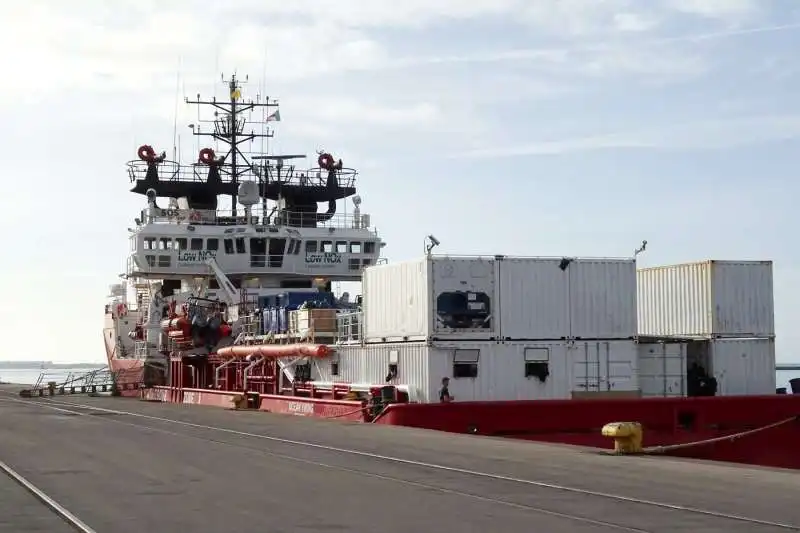 ocean viking, migranti sbarcano a taranto 7