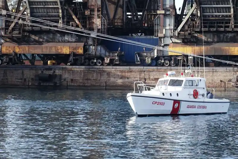 ocean viking, migranti sbarcano a taranto 8