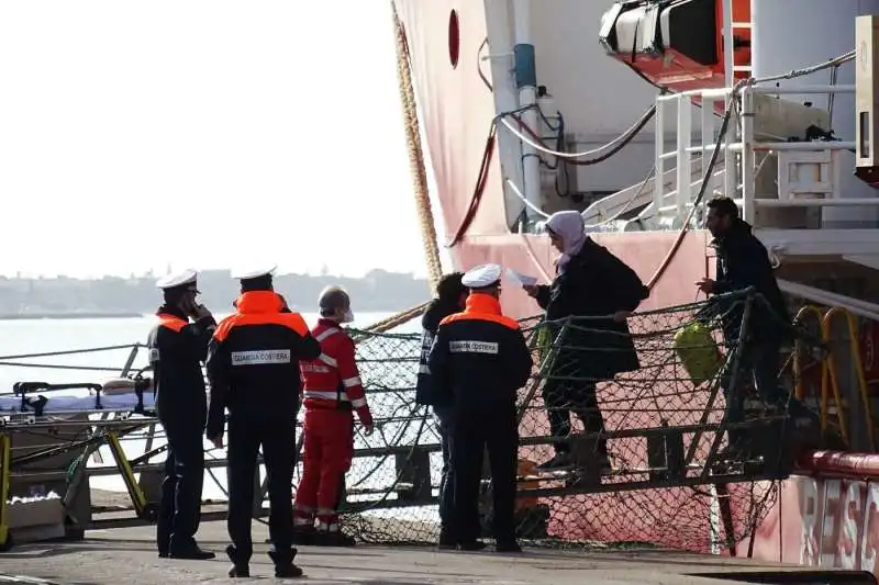 ocean viking, migranti sbarcano a taranto 9