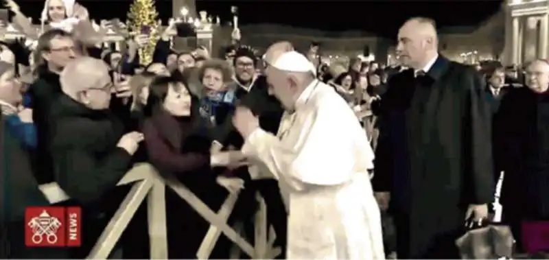 PAPA BERGOGLIO SCHIAFFEGGIA LA MANO DI UNA FEDELE CHE LO STRATTONA

