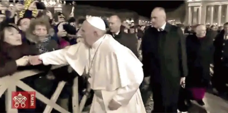 PAPA BERGOGLIO SCHIAFFEGGIA LA MANO DI UNA FEDELE CHE LO STRATTONA

