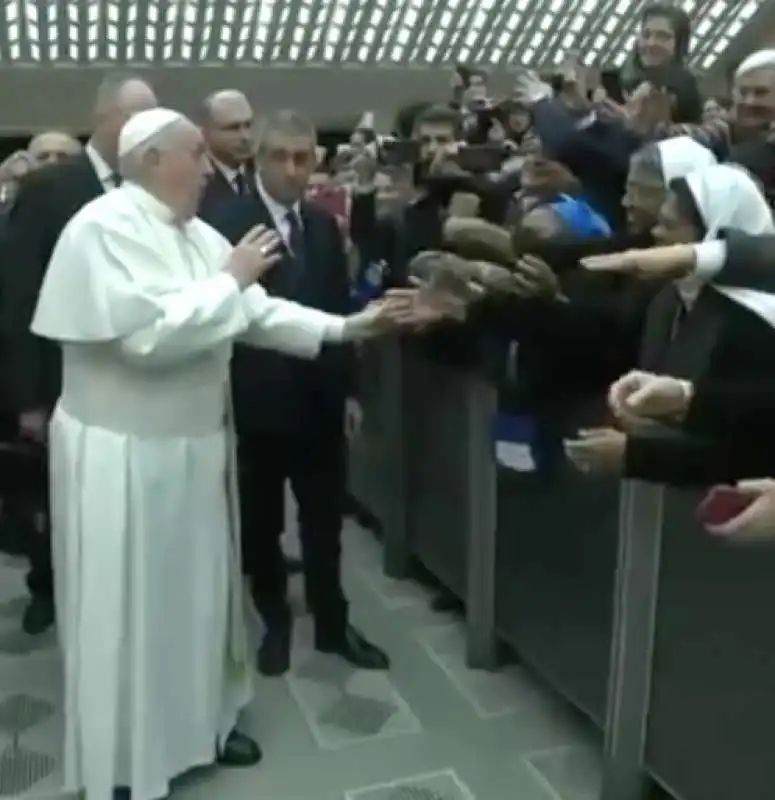 PAPA FRANCESCO SCHERZA CON SUORA AFRICANA 