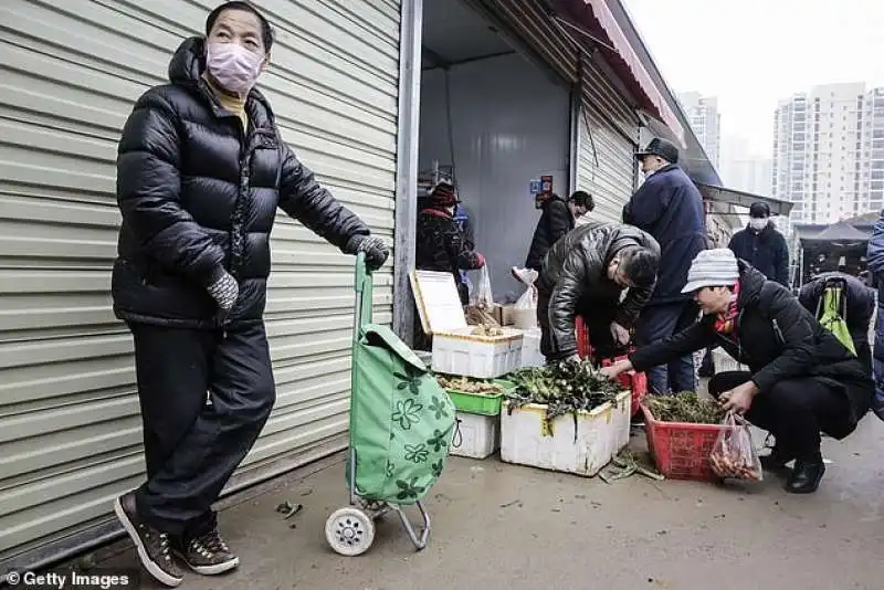 residenti di wuhan al mercato 1