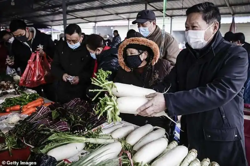 residenti di wuhan al mercato 