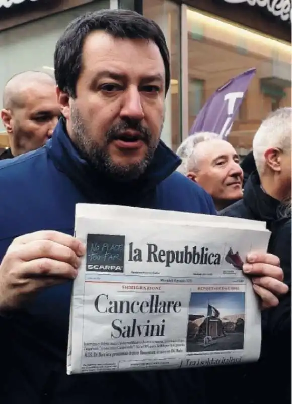 SALVINI CON UNA COPIA DI REPUBBLICA CHE TITOLA CANCELLARE SALVINI 