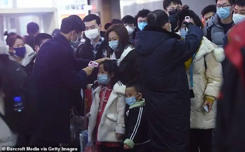 scanner termico alla stazione di hangzhou in cina