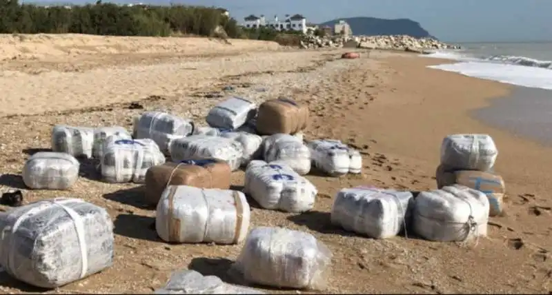 scatole piene di hashish recuperate in spiaggia in sicilia 1