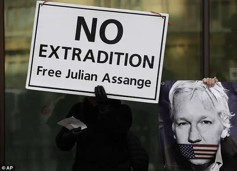 supporter di assange fuori dal tribunale di westminster 3