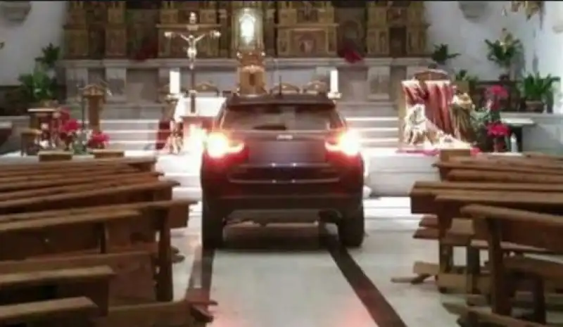 suv in chiesa