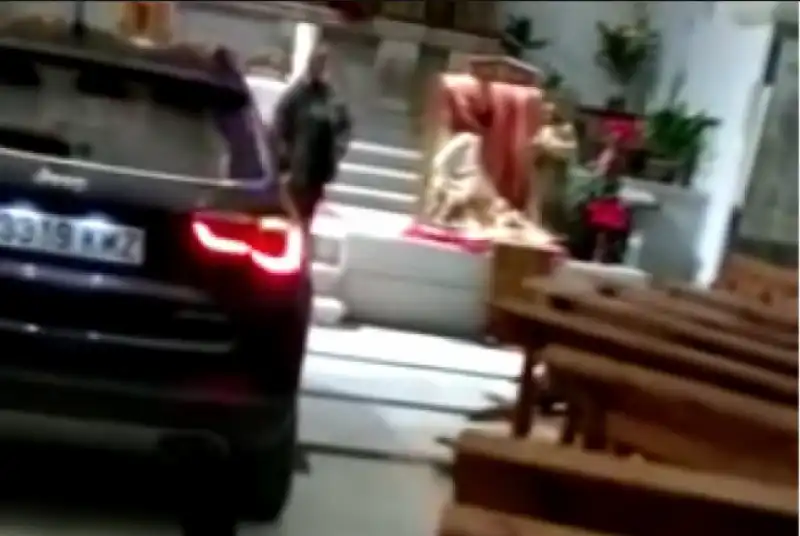 suv in chiesa